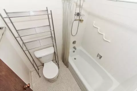 Bath - 1500 Harbour Dr #2R, Wheeling, IL 60090 photo 2 of 4