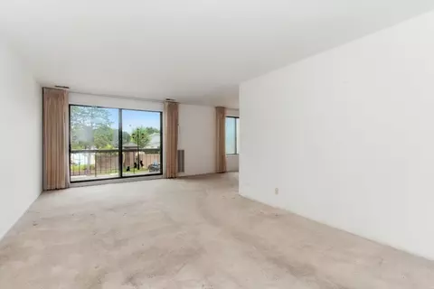 Living - 1500 Harbour Dr #2R, Wheeling, IL 60090 photo 1 of 4