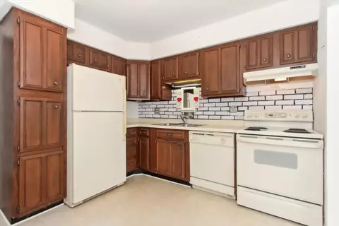 Kitchen - 1500 Harbour Dr #2R, Wheeling, IL 60090 photo 1 of 2