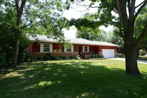 607 Little John Ln, Harvard, IL 60033