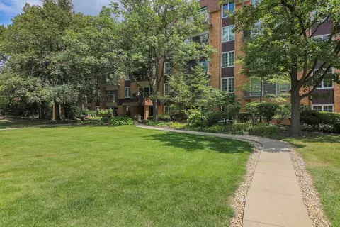 445 N Park Blvd #4G, Glen Ellyn, IL 60137