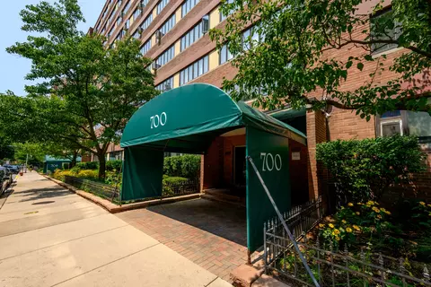 700 W Bittersweet Pl #708, Chicago, IL 60613