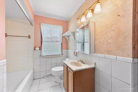 Bath - 320 Queens Ln, Thornton, IL 60476 photo 1 of 1