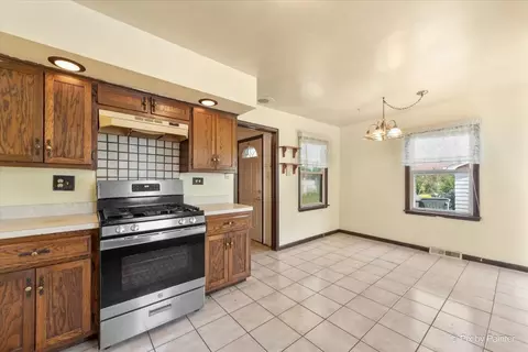 Kitchen - 320 Queens Ln, Thornton, IL 60476 photo 2 of 4