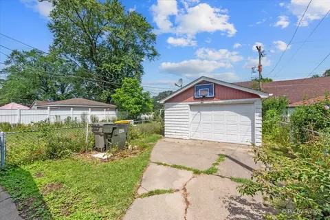 Exterior - 320 Queens Ln, Thornton, IL 60476 photo 3 of 6