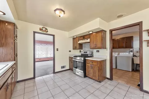 Kitchen - 320 Queens Ln, Thornton, IL 60476 photo 4 of 4