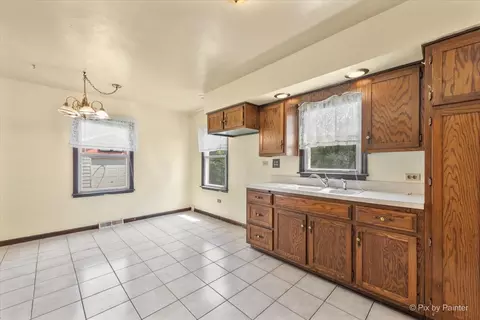 Kitchen - 320 Queens Ln, Thornton, IL 60476 photo 3 of 4