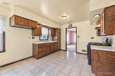 Kitchen - 320 Queens Ln, Thornton, IL 60476 photo 1 of 4