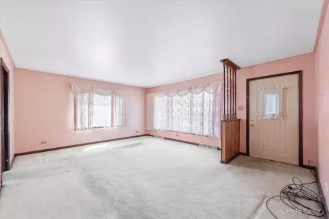 Living - 320 Queens Ln, Thornton, IL 60476 photo 1 of 3