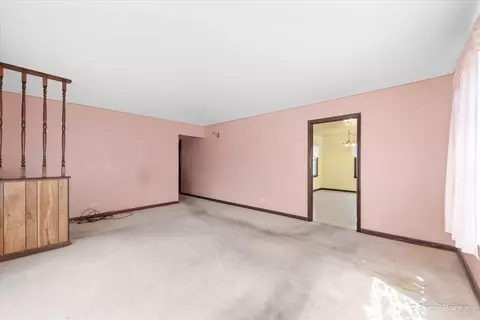 Living - 320 Queens Ln, Thornton, IL 60476 photo 2 of 3