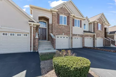 587 Saddlebrook Ln, Vernon Hills, IL 60061