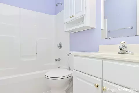 Bath - 3147 Cypress Ct, Mchenry, IL 60051 photo 2 of 3