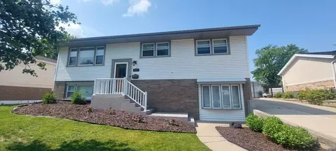 9031 Forest Ln, Hickory Hills, IL 60457