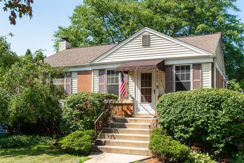 9404 Henrietta Ave, Brookfield, IL 60513