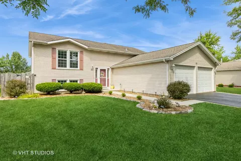 26 Evergreen Dr, Streamwood, IL 60107