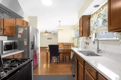 1970 Brookside Ln, Hoffman Estates, IL 60169 photo 2