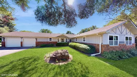 8405 Prairie Dr, Woodstock, IL 60098