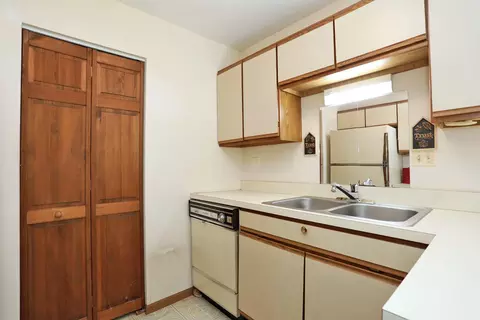 Kitchen - 713 Crescent Ct #C1, Bartlett, IL 60103 photo 1 of 2