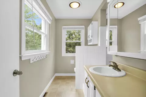 Bath - 1223 Foothill Dr, Champaign, IL 61821 photo 3 of 5