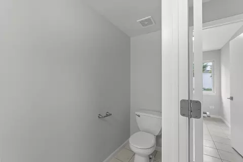 Bath - 1704 Quinn Dr, Plainfield, IL 60586 photo 1 of 7
