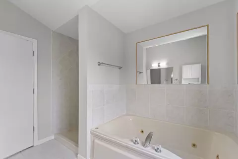 Bath - 1704 Quinn Dr, Plainfield, IL 60586 photo 5 of 7