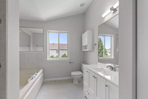Bath - 1704 Quinn Dr, Plainfield, IL 60586 photo 3 of 7