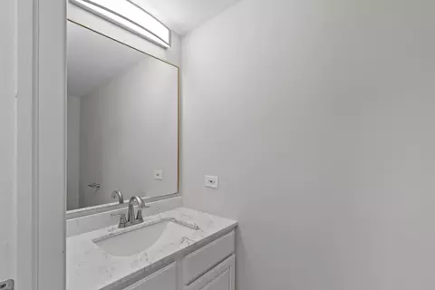 Bath - 1704 Quinn Dr, Plainfield, IL 60586 photo 2 of 7
