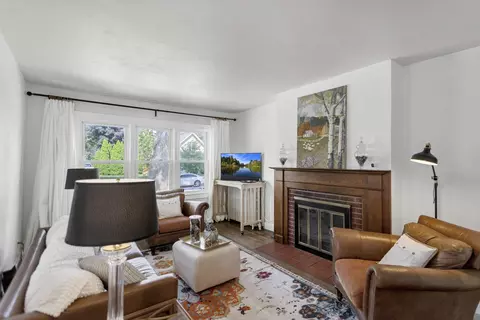 Living - 1031 Logan Ave, Elgin, IL 60120 photo 2 of 3