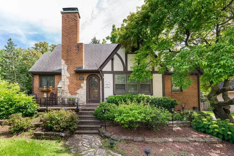 327 Geneva Rd, Glen Ellyn, IL 60137