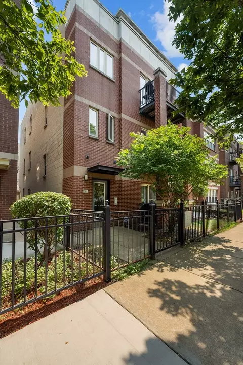 907 S Lytle St #201, Chicago, IL 60607