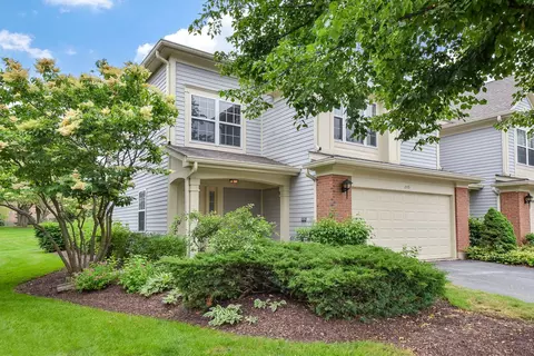 245 Hawk Ct, Schaumburg, IL 60193