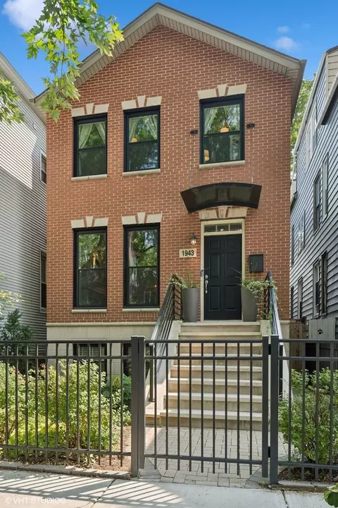 1943 W Roscoe St, Chicago, IL 60657