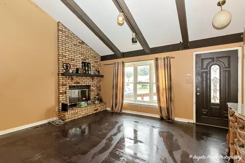 Living - 5102 Sandburg Dr, Mchenry, IL 60050 photo 2 of 4