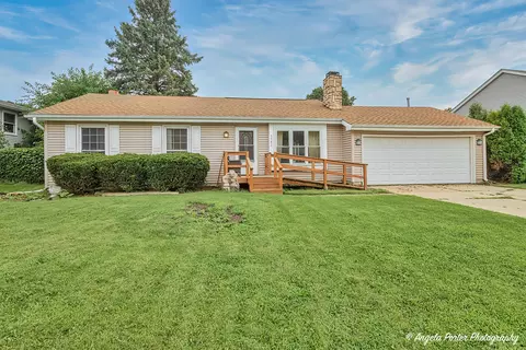 5102 Sandburg Dr, Mchenry, IL 60050