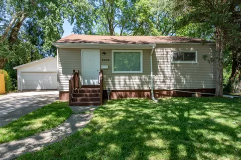 2325 Seminole Rd, Waukegan, IL 60087
