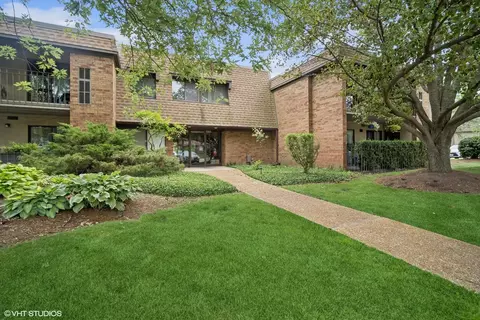 110 Old Oak Dr #237, Buffalo Grove, IL 60089