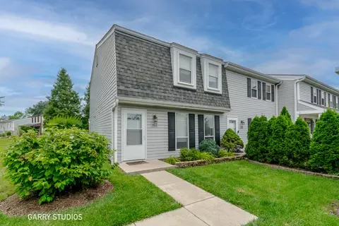 402 Rodenburg Rd #402, Roselle, IL 60172