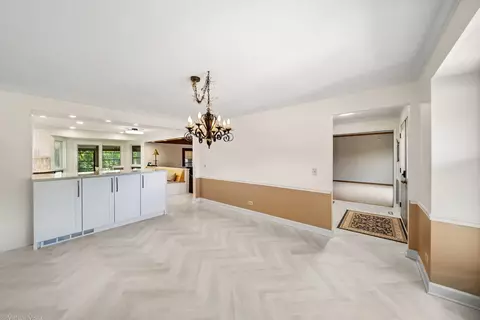 1240 Eagle Ct, Wheaton, IL 60189 photo 5