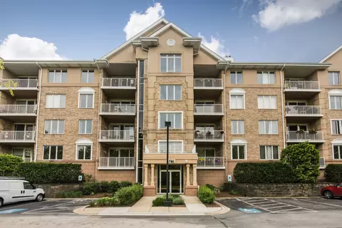 1761 Pavilion Way #402, Park Ridge, IL 60068