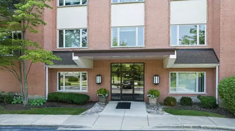 211 Rivershire Ln #504, Lincolnshire, IL 60069
