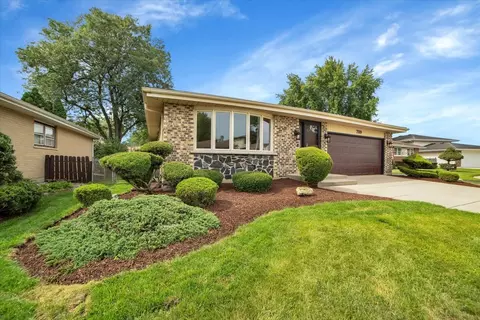 789 Erie Ct, Carol Stream, IL 60188