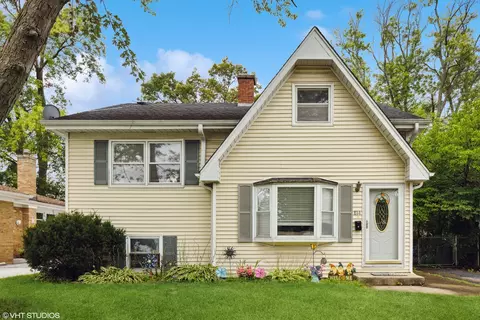 814 S Summit Ave, Villa Park, IL 60181