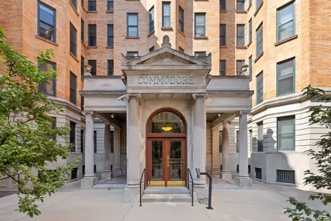 550 W Surf St #C303, Chicago, IL 60657