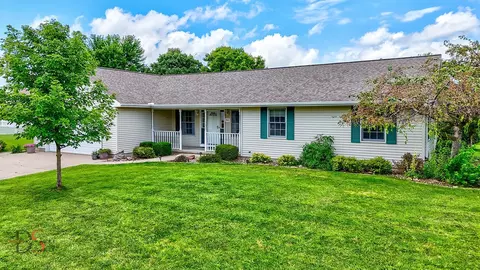 Exterior - 844 Adrienne Ave, Ottawa, IL 61350 photo 2 of 4