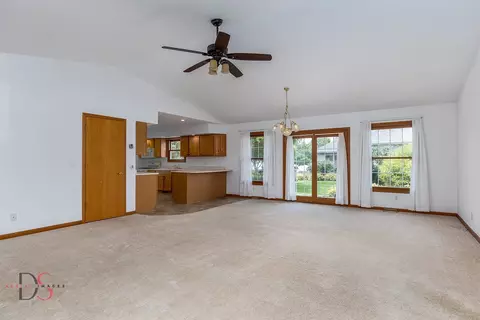 Living - 844 Adrienne Ave, Ottawa, IL 61350 photo 2 of 3
