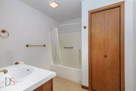 Bath - 844 Adrienne Ave, Ottawa, IL 61350 photo 1 of 3