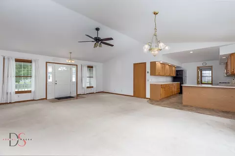 Living - 844 Adrienne Ave, Ottawa, IL 61350 photo 1 of 3