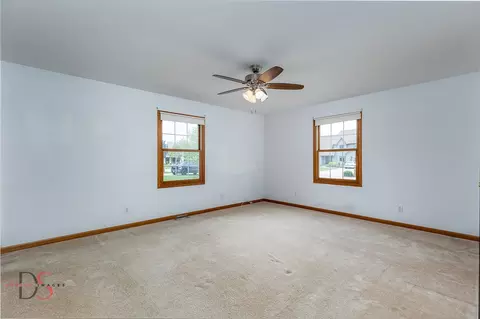 Living - 844 Adrienne Ave, Ottawa, IL 61350 photo 3 of 3