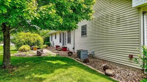 Exterior - 844 Adrienne Ave, Ottawa, IL 61350 photo 4 of 4