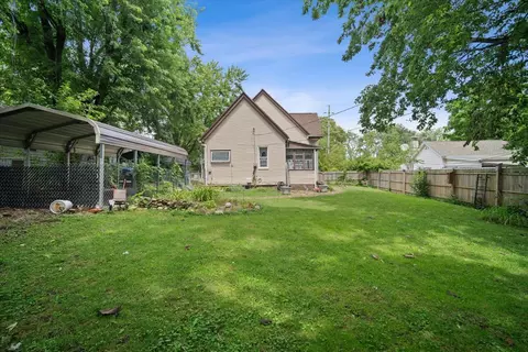Exterior - 914 W Front St, Bloomington, IL 61701 photo 3 of 5